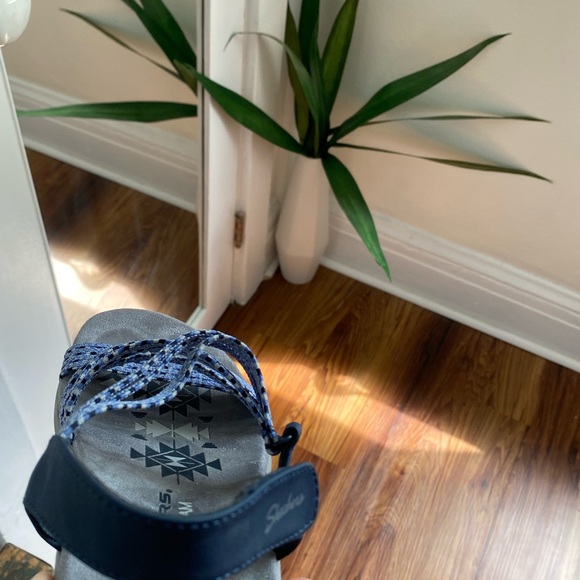 Sketchers Memory Foam Velcro Adjust Heel w/ Stretch foot Straps - Picture 3 of 10